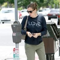 Jennifer Garner wearing a long sleeve t-shirt | Picture 65681